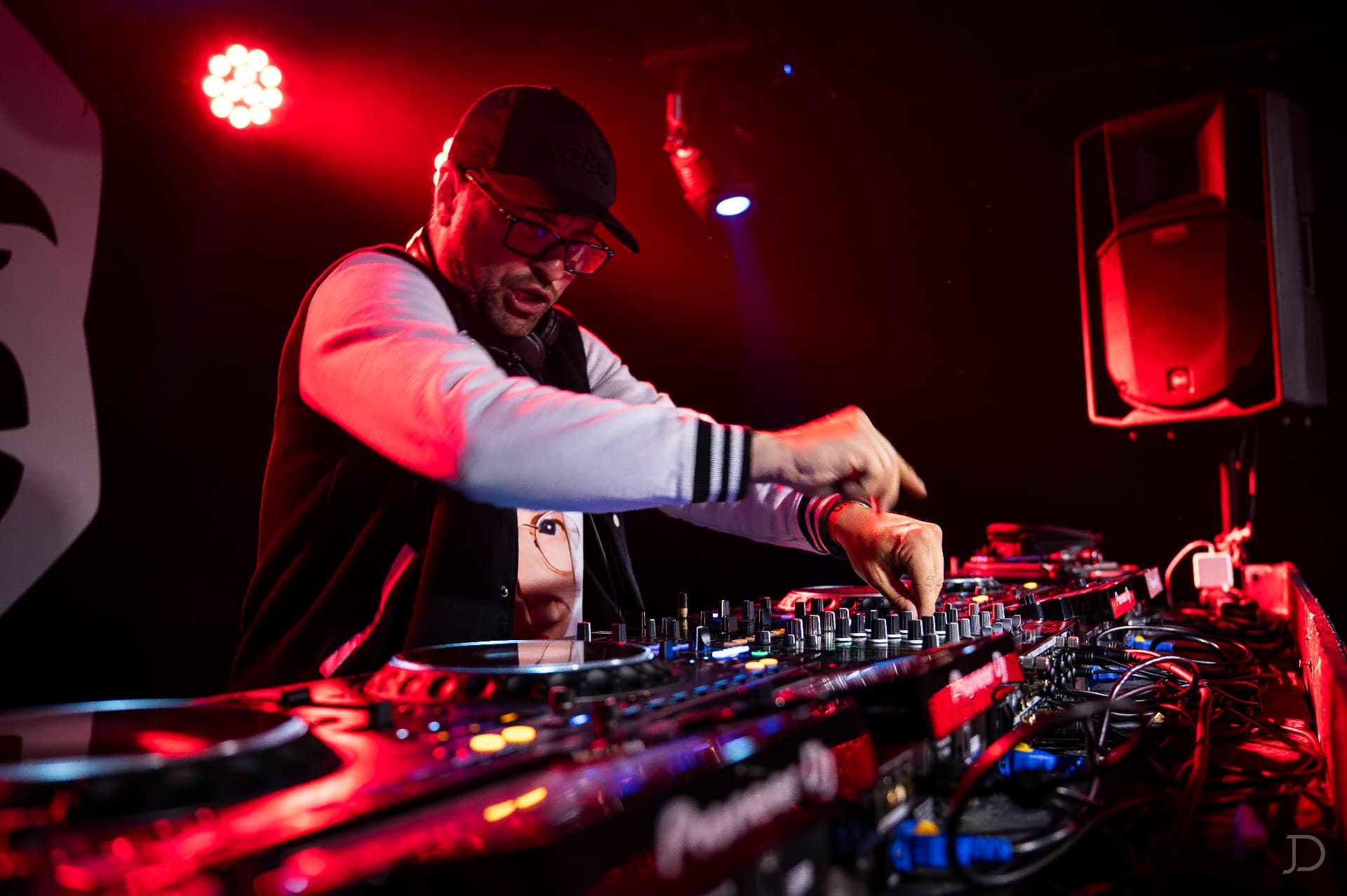 DJ ladící mix v červeném osvětlení klubu