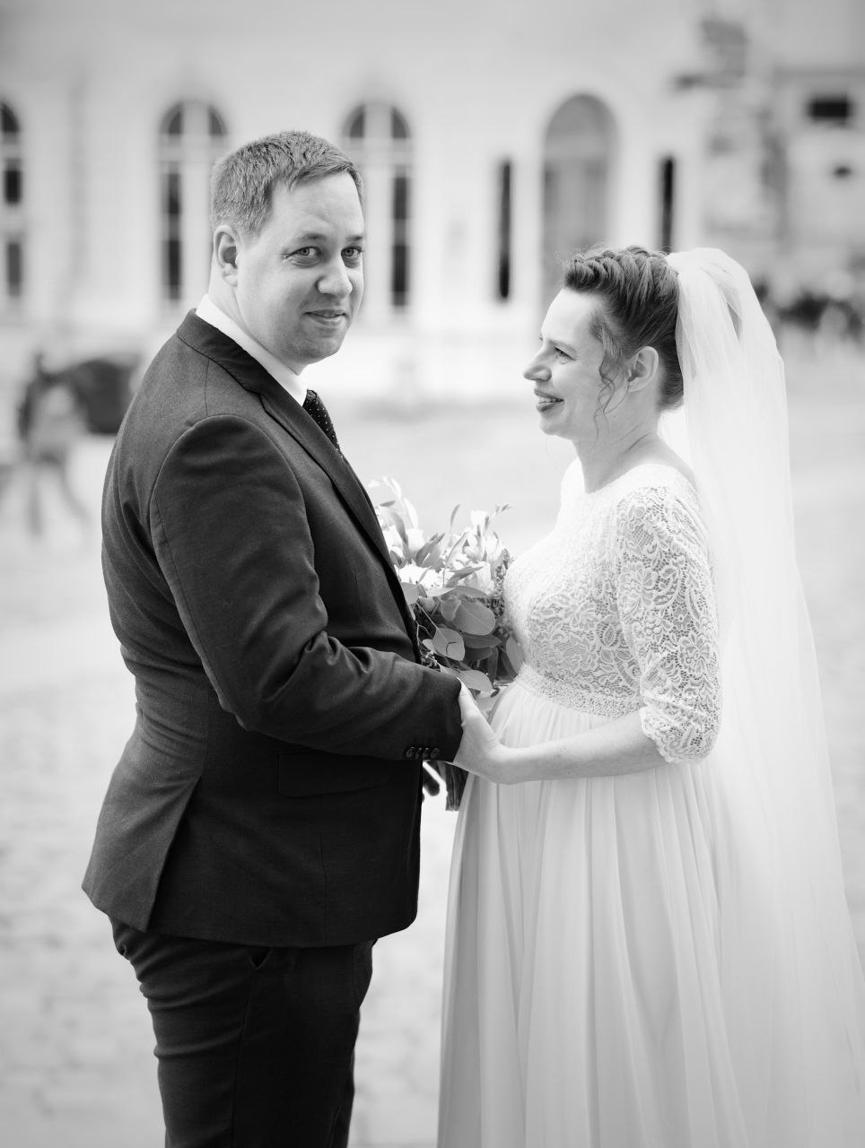 Novomanželé před zámkem, černobíle