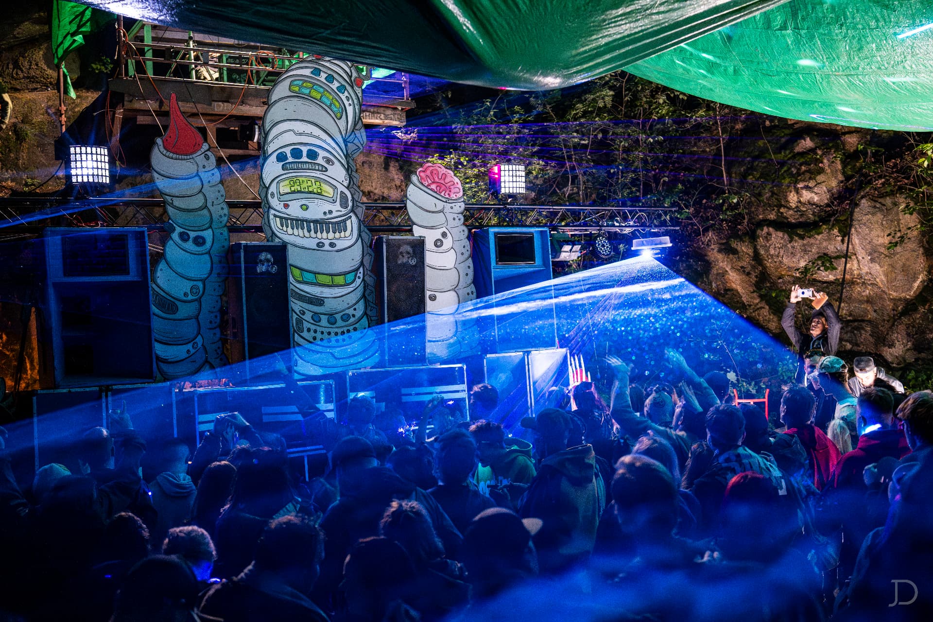 Noční open-air stage se soundsystémem a davem