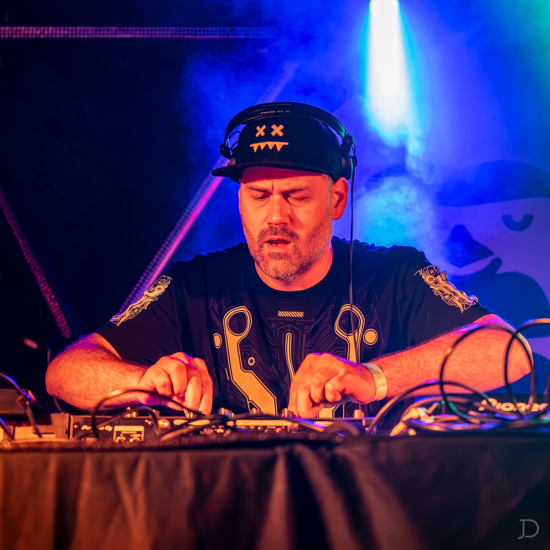 DJ za mixem s teplým bočním nasvícením